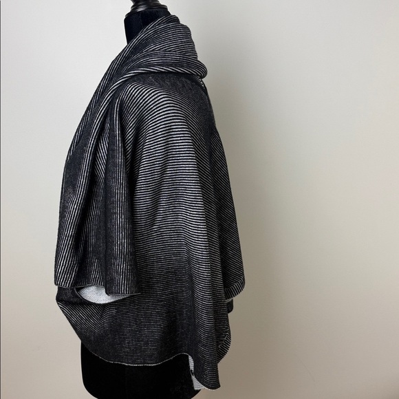 LULULEMON EXALTATION WRAP ONE SIZE BLACK SILVER ICE REVERSIBLE KNIT - Picture 4 of 7